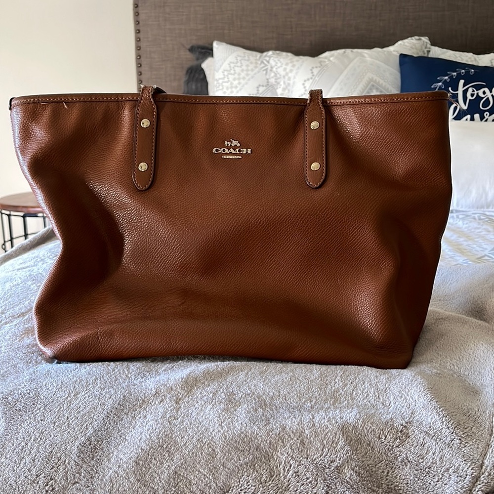 Brown Coach shoulder bag includes matching wallet. 14 1/4 in (W) 11 3/4 in (H)